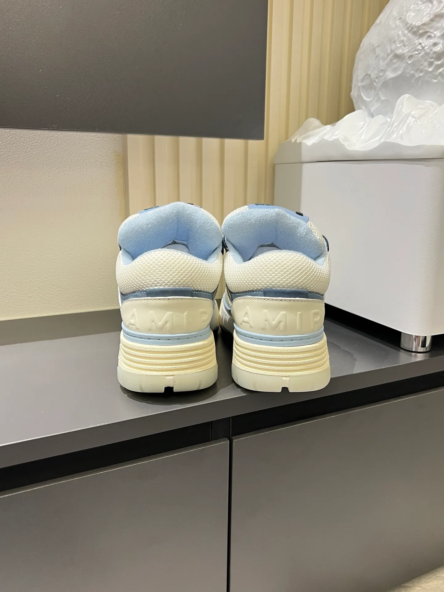 Men's shoes 💰p680 [AMIRI] 2025 spring and summer series new sneakers, new 🆕 bread shoes, bread shoes have a very special big tongue design, thickened outsole, rounded toe, oversized rubber sole and perforated star details, whoever wears them will look better! The appearance is responsible, the feet are retro and handsome! Size: 38-45